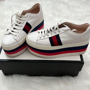 Pre loved Gucci leather low top sneakers